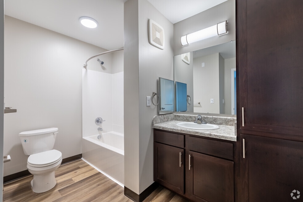 3BD, 2BA - 1,147SF - Primary Bathroom