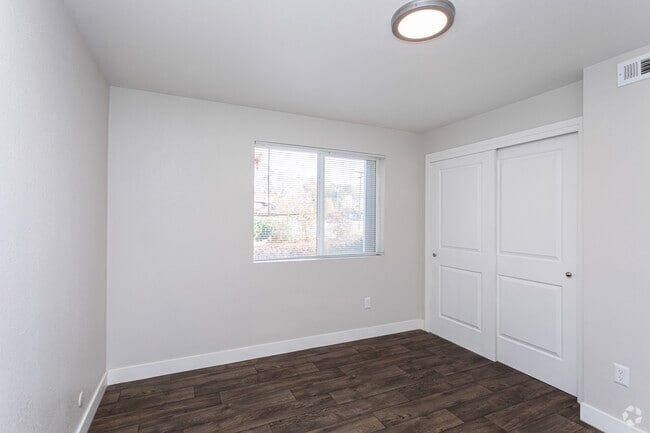 1BR, 1BA - 600SF - Bedroom
