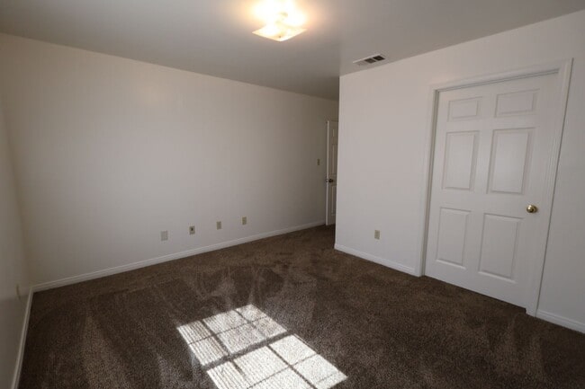 Building Photo - Spacious 3-Bedroom Duplex with Private Patio – Quiet North Bakersfield Location