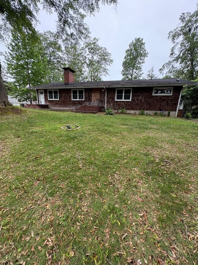 Building Photo - 3 bedroom 3 bath in Spartanburg!! Unit Main House