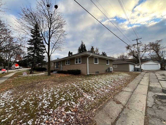 Photo - 3937 N 98th St