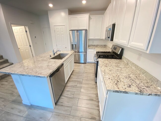 Photo - Gorgeous 2Bed/2.5Bath/2Car Townhome located in Gated Community in Henderson