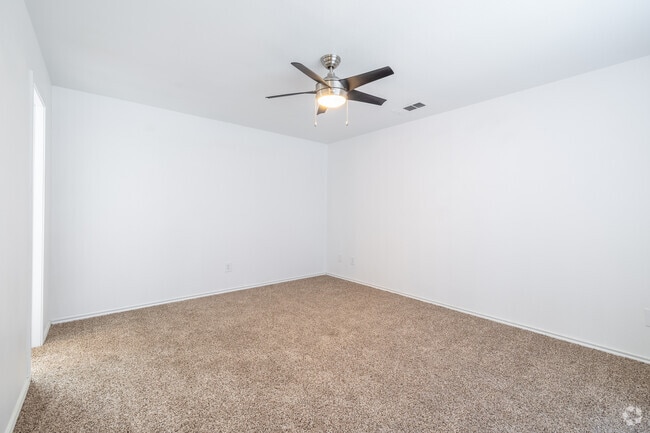 2BR, 2BA - 1,000SF - Primary Bedroom
