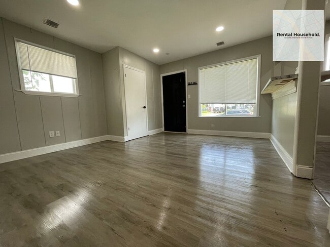 Building Photo - 18503 Riopelle St