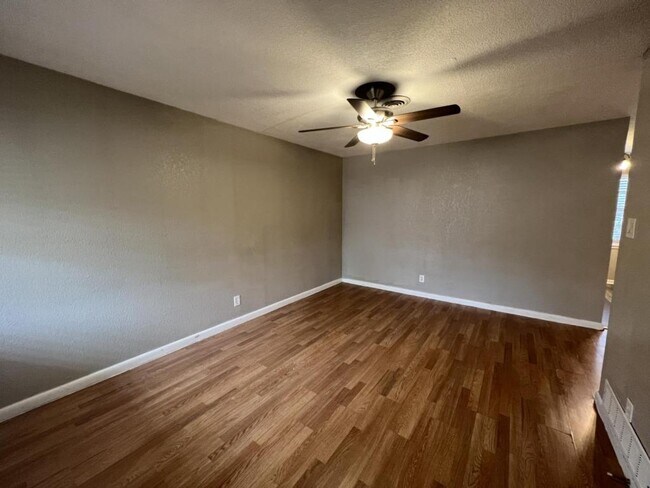 Photo - 806 Sandy Ct