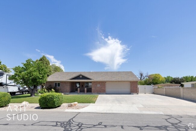 Building Photo - **Stunning 4-Bedroom Home with Modern Amen...