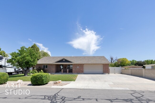 **Stunning 4-Bedroom Home with Modern Amen... - **Stunning 4-Bedroom Home with Modern Amen...