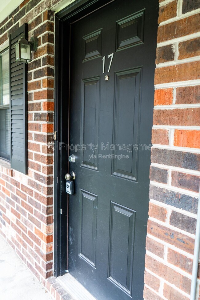 Building Photo - 129 Hillcrest Dr Unit 17