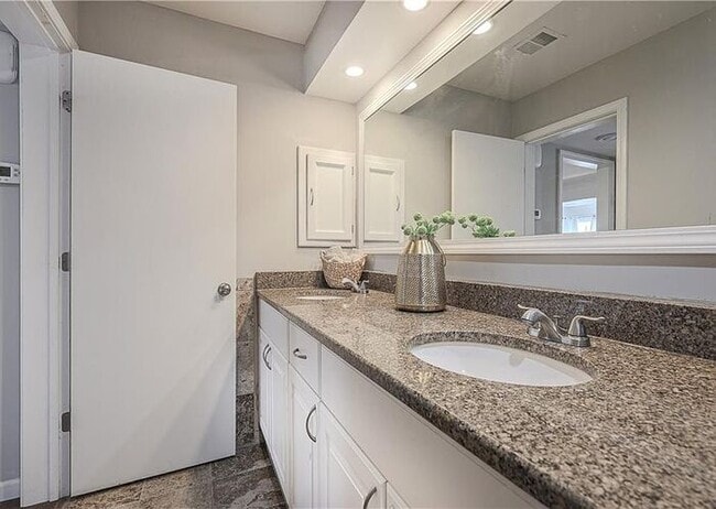Rare end unit condo at The Crossings, loca... - Rare end unit condo at The Crossings, loca... Unit 1608