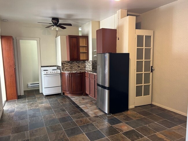 Photo - 1-Bedroom in Quiet 4-Plex near Ivywild Unit Woodburn 1810 B