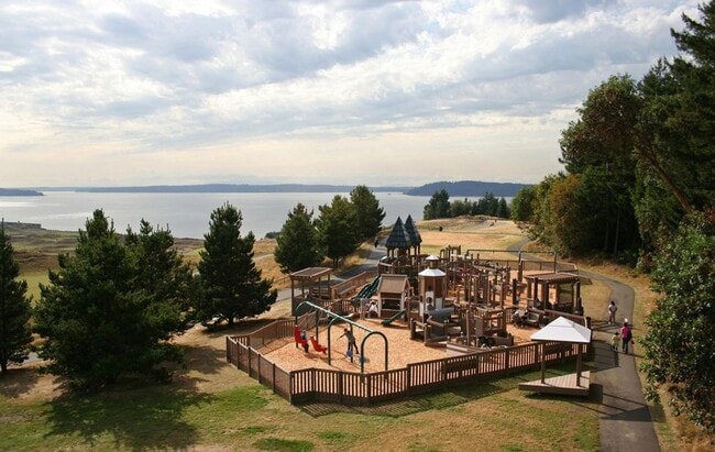 Building Photo - 2 bedroom 1.5 bathroom townhouse in the he...