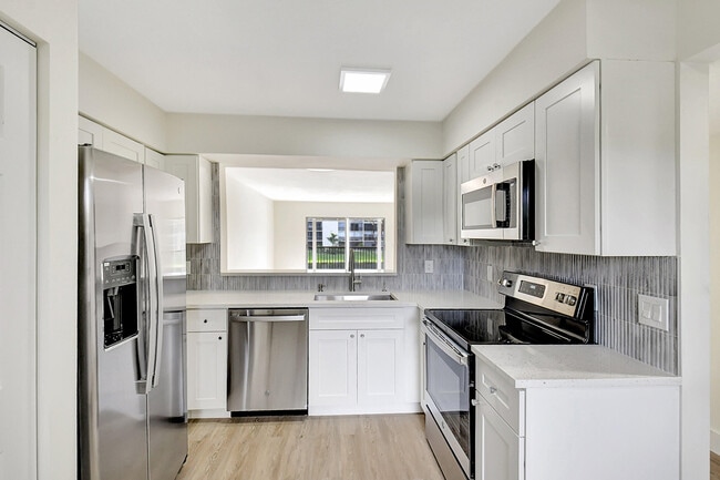 Building Photo - 14360 Strathmore Ln Unit 204