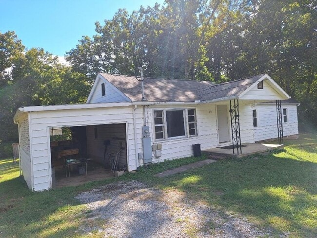 Building Photo - Knoxville 37914 - 3 bedroom, 1 bath home - Contact Tara Hayes (865) 242-8010