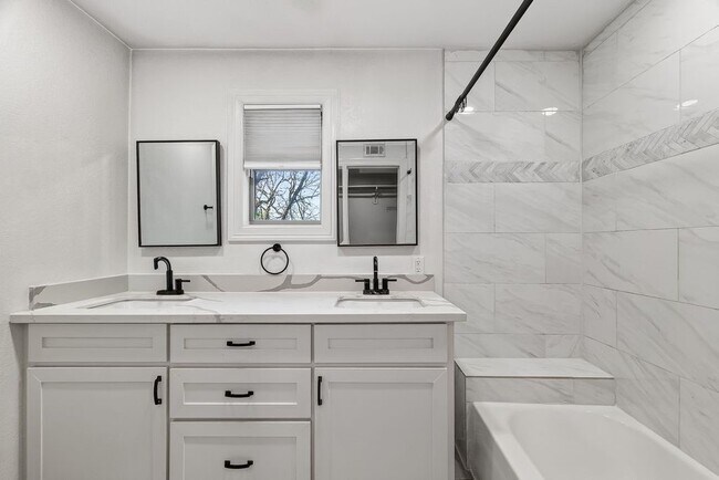 Photo - 4520 Sharon St