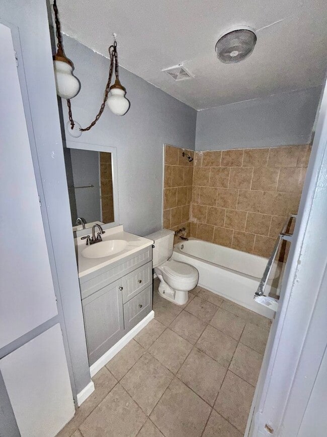 Photo - Cozy 2 bed 1 bath duplex!!