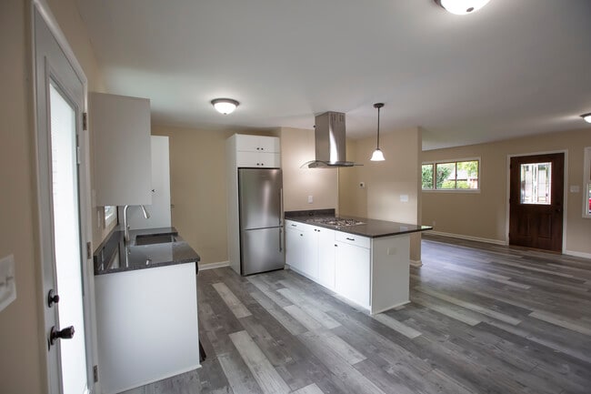 Photo - 3120 Doreen Way