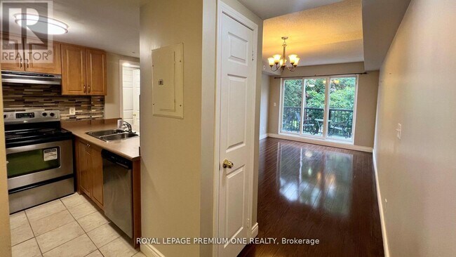 Photo - 3041 Finch Ave W