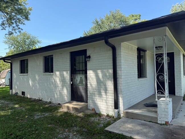 890 N Avon Ave