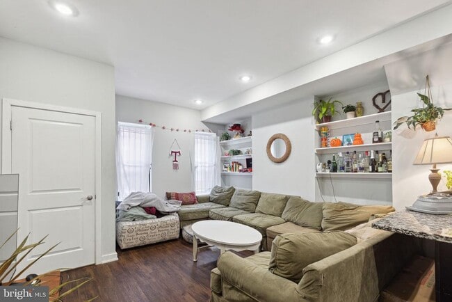 Photo - 1715 Monument St