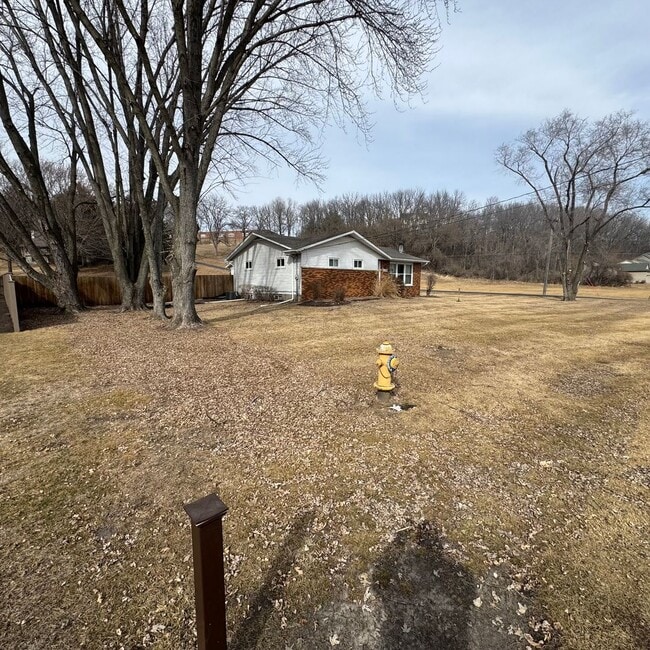 Building Photo - Raised Ranch with a 2 car attached garage in PV Schools