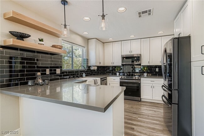 Building Photo - 6690 N Torrey Pines Dr Rental