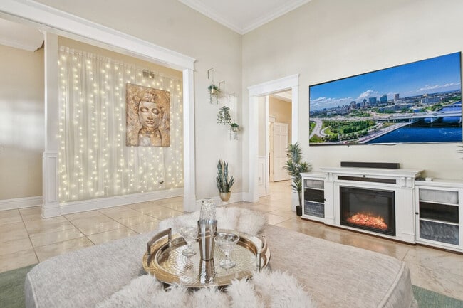 Building Photo - 509 S Willow Ave