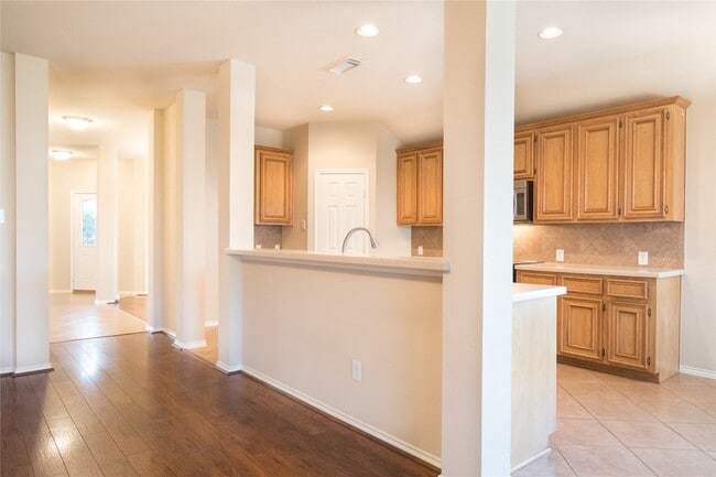 Photo - 416 Laddingford Ln