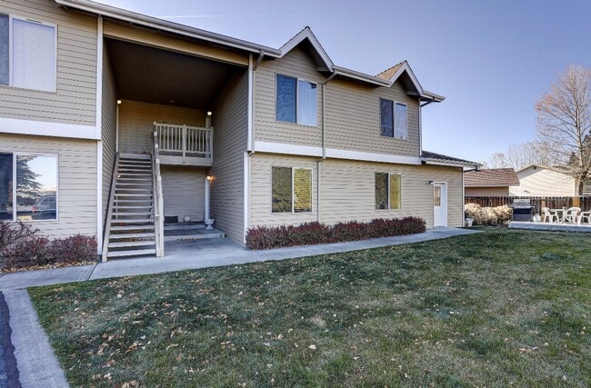 Building Photo - NE Bend Apartment Available 6/15 Unit #1
