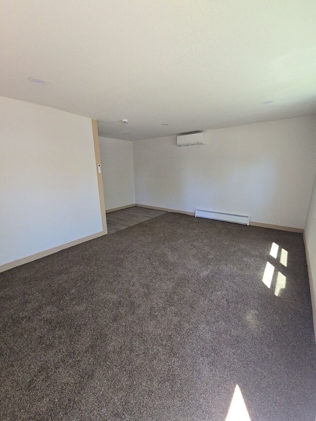 Building Photo - 2 bed 1 bath house