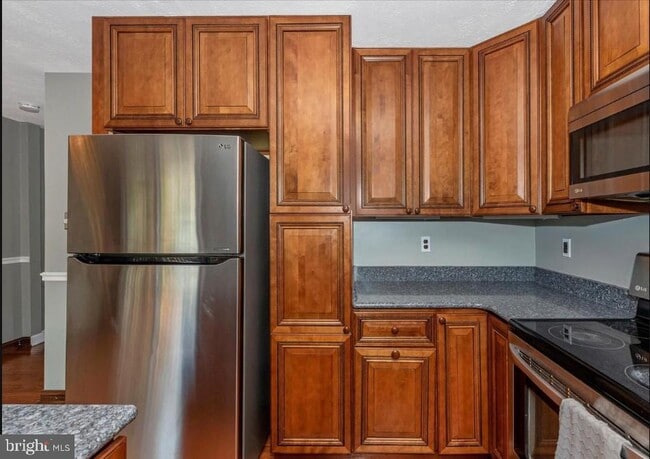 381 W Thornhill Pl