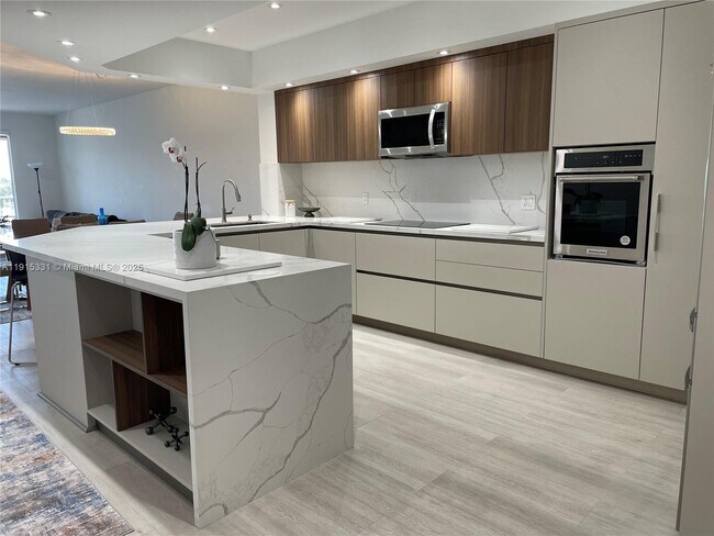 Building Photo - 10730 NW 66th St Unit 402