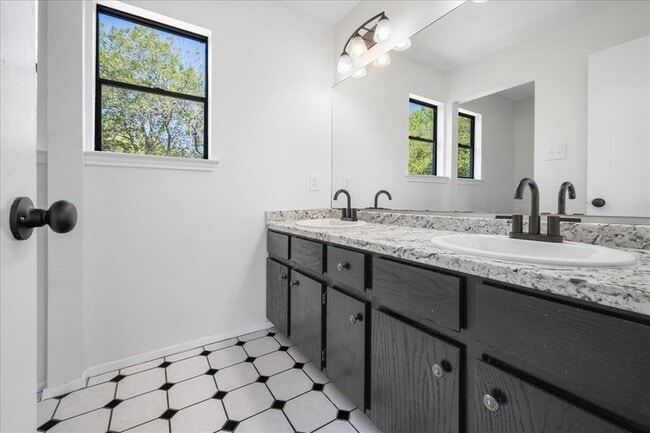 Photo - 1404 Deupree Dr