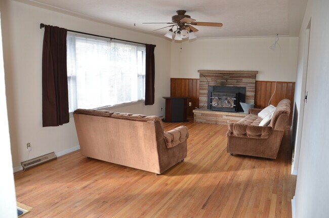 Living room 1 - 1004 S Taft Hill Rd Unit A