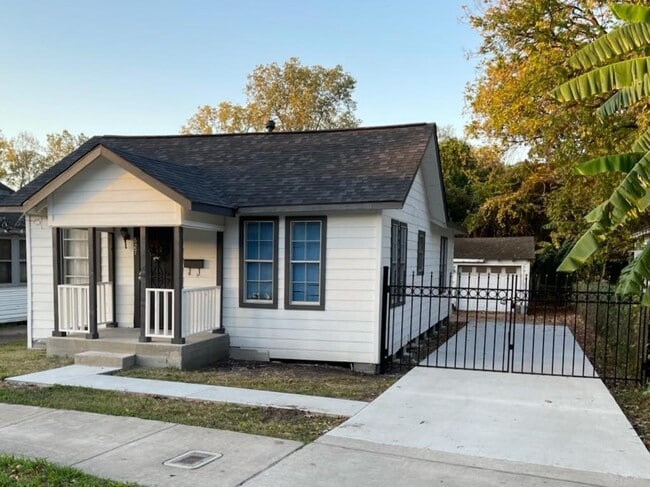 Building Photo - 827 Booth St