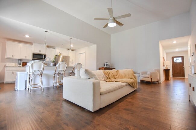 Photo - Pet Friendly Three Bedroom!