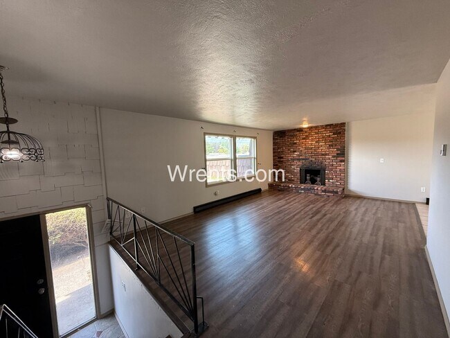 11005-11007 E 32nd Ave