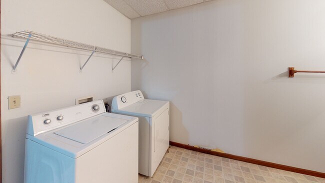 lavandería en el nivel inferior - 1403 Jack Pine Dr