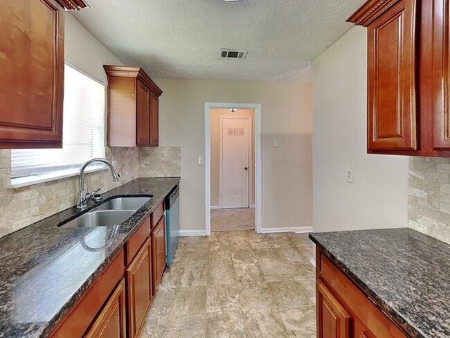 Photo - Lovely 3 Bed located in Stone Mountain.