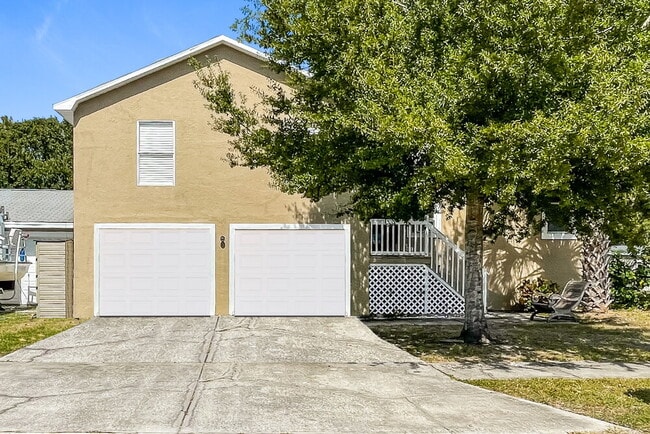 Building Photo - 1400 Poinsettia Ave