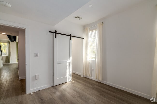 1 habitación, 1,5 baños, 890 pies cuadrados, dormitorio