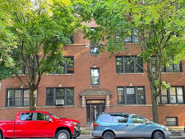 Building Photo - 1949 W Cuyler Ave Unit 2