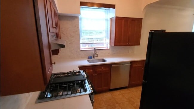Photo - 615 E 55th St