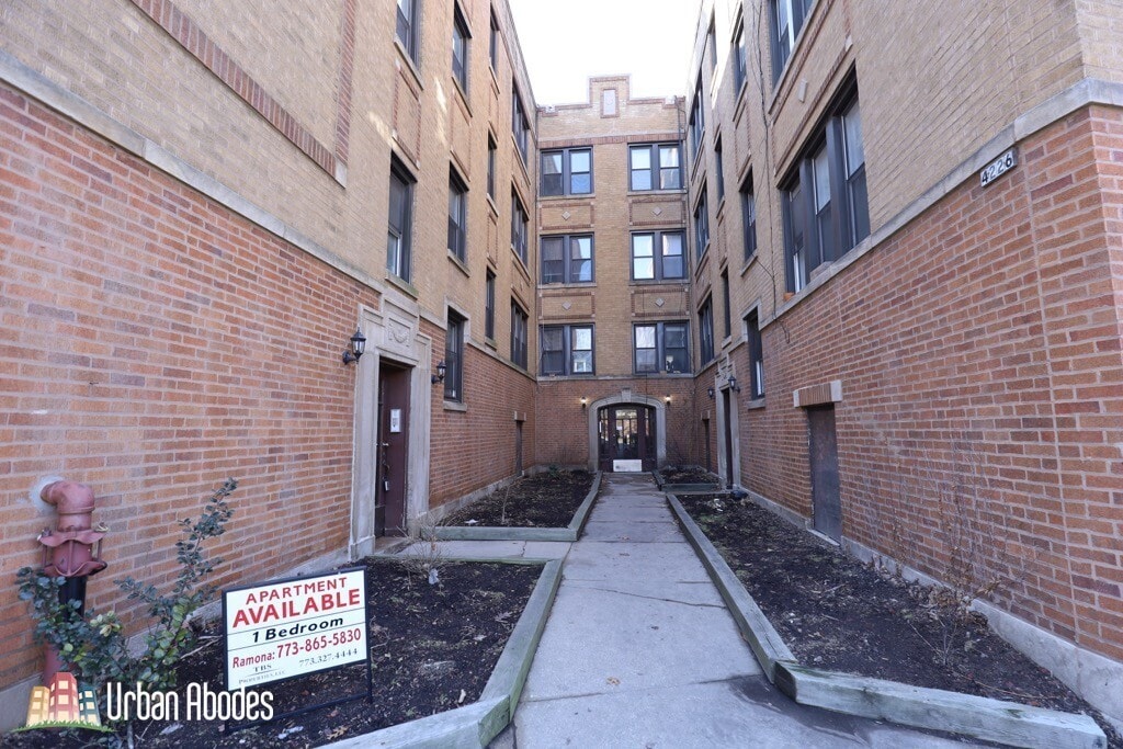 Photo - 4425 N Clark St (Chicago, IL)