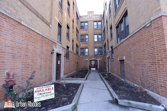 Building Photo - 4425 N Clark St Unit M08B Rental