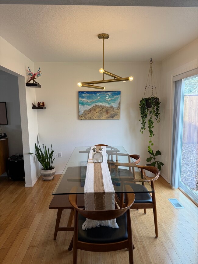 Comedor - 10421 SE Liebe St