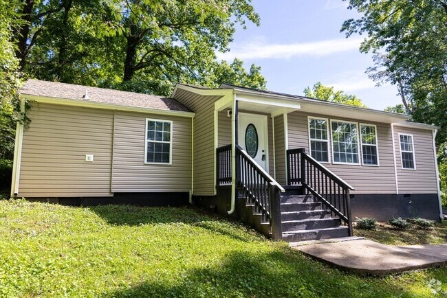 Building Photo - Charming Three Bedroom Home with Natural P...