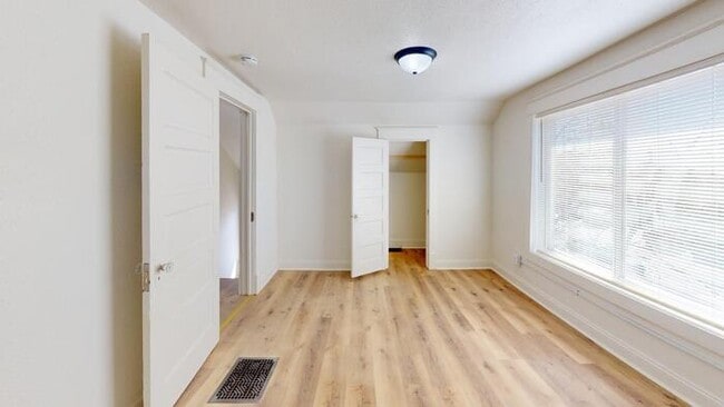 Photo - 106 4th St NE