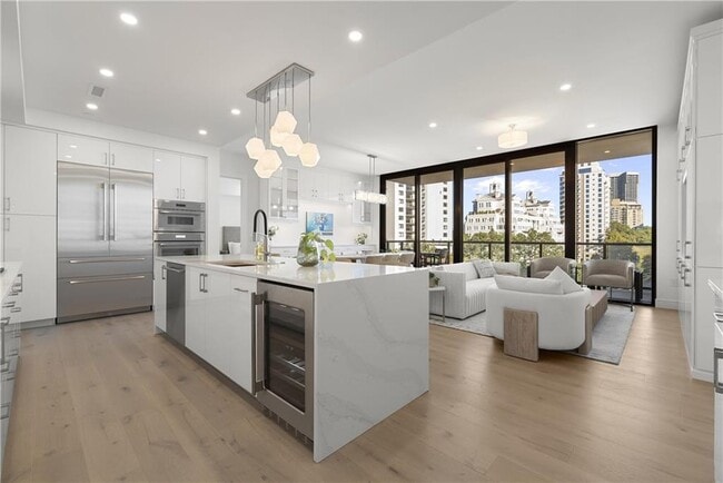 Building Photo - 2425 Peachtree Rd NE Unit 902