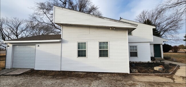 Photo - 905 N Somonauk Rd