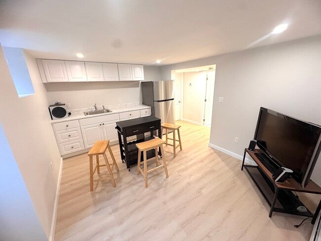 Building Photo - 39 Cottage St Unit 1